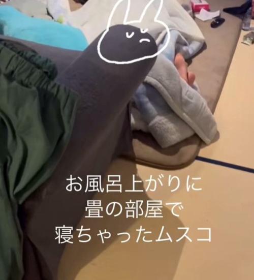 寝ている男の子