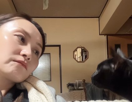 首をかしげる飼い主