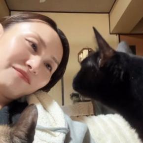 黒猫と見つめあう飼い主さん→首をかしげてみると……『まさかの展開』が可愛すぎると17万再生「ラブが溢れてる」「人生で一番高い声出た」