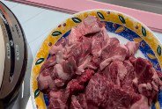 お皿に盛られた肉