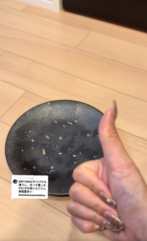 空のお皿と飼い主の手
