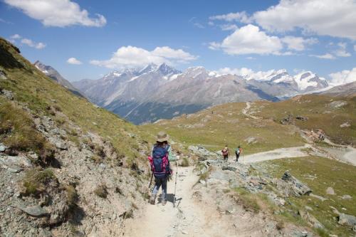 スイスアルプスでの登山風景