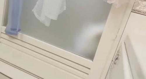 お風呂の扉の向こうにいる