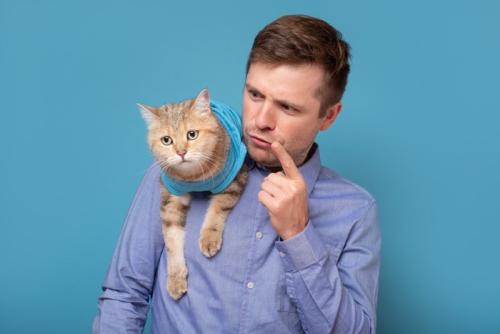 猫を叱る男性