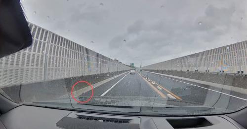 道路の端の赤い丸