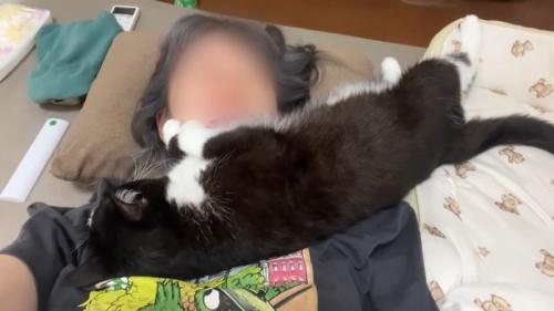 首元に横たわった姿