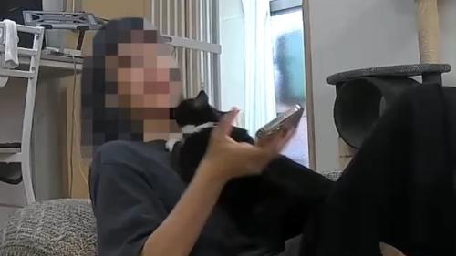 座ったママさんの体の上