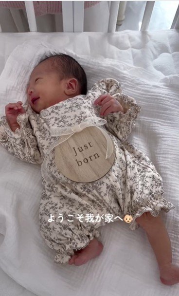 ベビーベッドの上で寝ている赤ちゃん