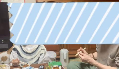食卓を囲む家族