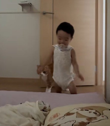 ベッドに向かう男の子