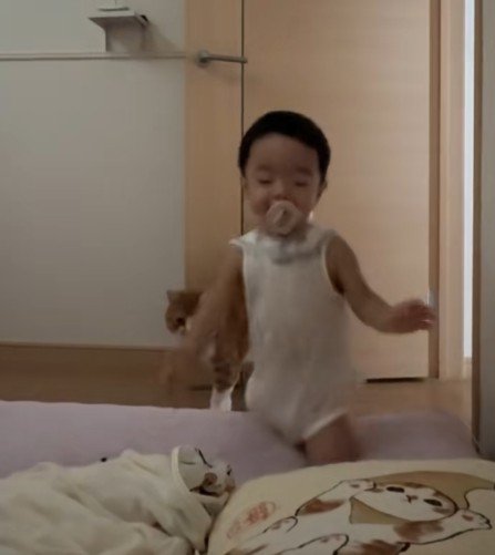 ベッドに向かう男の子