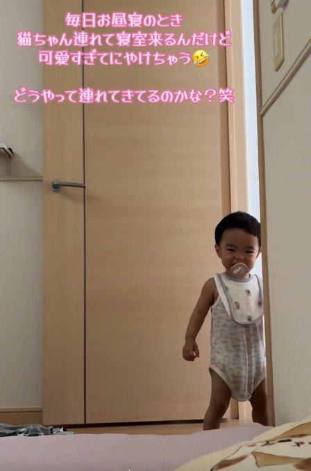 寝室に入ってくる男の子