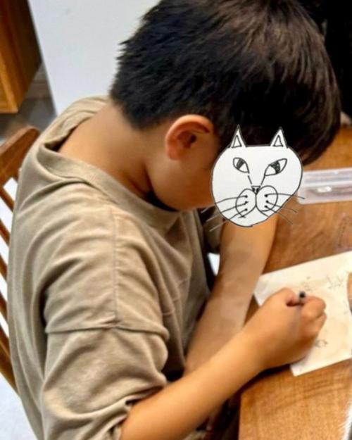 勉強中の男の子