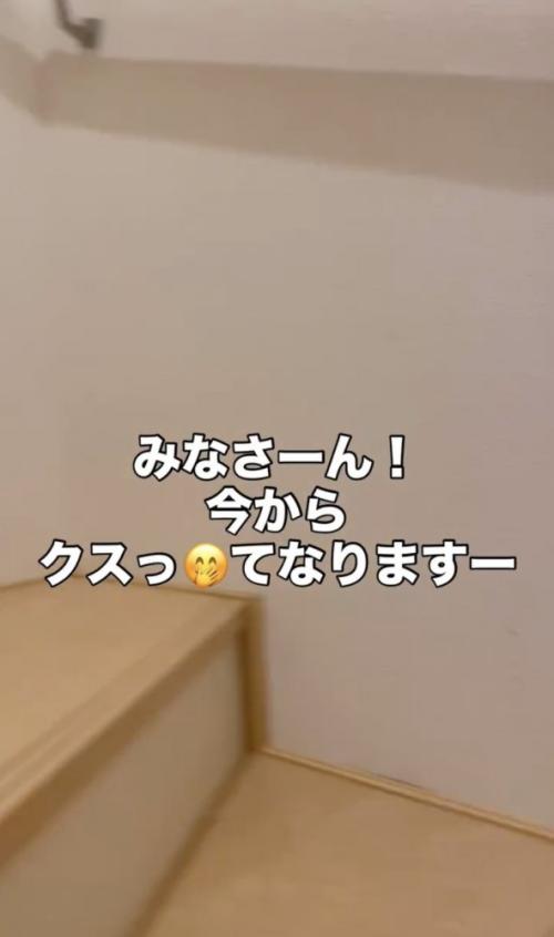 階段を上る様子