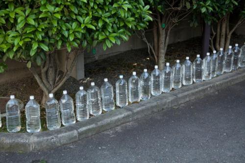 水の入ったペットボトルが並ぶ