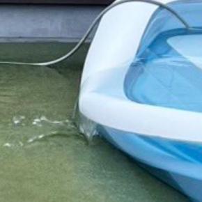 穴を開けられて『水が流れ出てしまったプール』→すぐそばにいたのは…笑ってしまう瞬間に２万いいね「現行犯逮捕ｗ」「爆笑した」