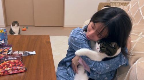 遠くからじっと見つめて