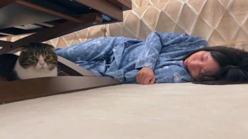 寝落ちたママさん