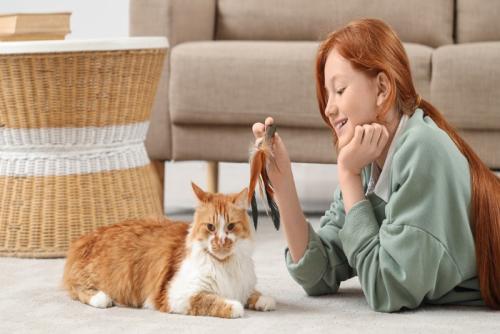 猫を誘う女性