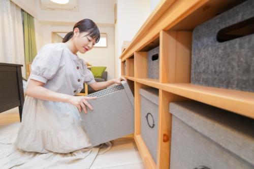 片付けする女性