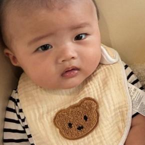座っている赤ちゃんの後ろを見ると、『２匹の猫』が…まさかの瞬間に「可愛いの洪水が起こってるｗ」「ベストショットすぎｗ」と反響