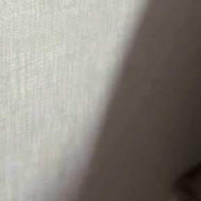 掃除機をかけていると、『狭い隙間』に…猫たちがとった『可愛すぎる行動』に癒される人が続出「重なってるww」「笑っちゃったw」