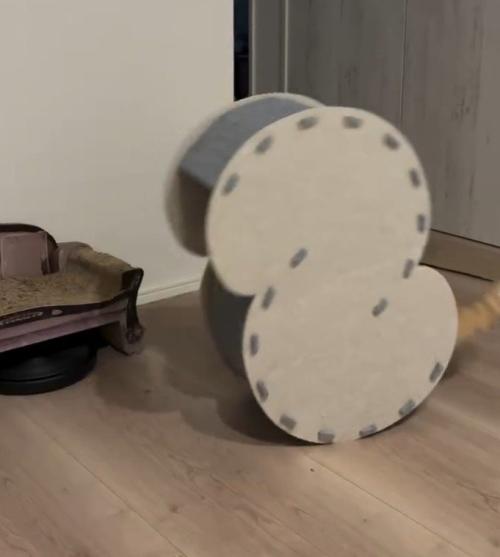 転がるハウスからしっぽだけ出ている
