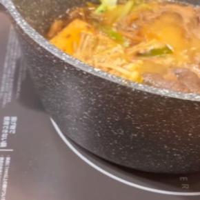 美味しいごはんを食べてお祝いをしていた飼い主たち→ふと振り向いたら、『猫』が…可愛すぎる瞬間に「めちゃめちゃ顔に出てるw」「笑ったw」