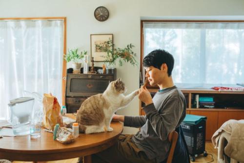 男性と猫