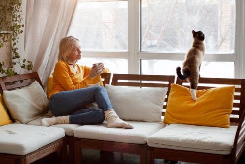 くつろぐ女性と猫