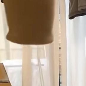 袖口を下に向けて服を持ち上げたら、中から猫が…あまりにも『衝撃的な光景』に14万いいね「エイリアンが孵化するときみたい」「びっくり」