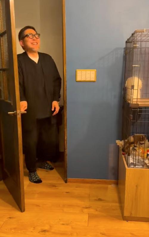 喜ぶ男性