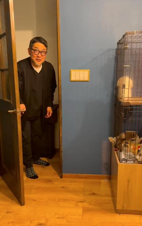 驚いた表情の男性