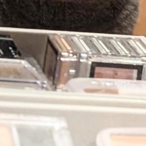 『メイクボックス』を置いたら、『猫』がやってきて…可愛すぎる『まさかの瞬間』に4万いいね「お顔が最高w」「メイクしなくても可愛いw」