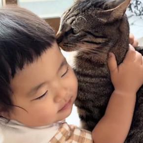 生まれたときからずっと一緒の『女の子と猫』…あまりにも尊いやり取りが89万再生「お互いに好きなのが伝わる」「ほっこりした」