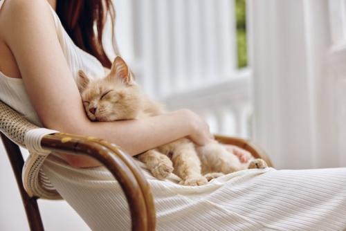女性と猫