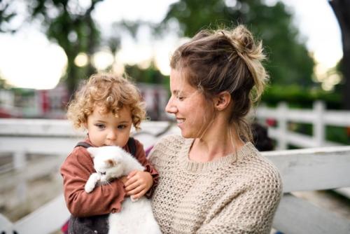 子どもと猫を抱く母親