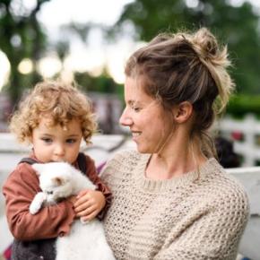 子どもと仲良くなれる猫に共通する特徴3つ 飼い主が心がけるべき注意点も解説