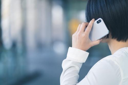 通報する女性