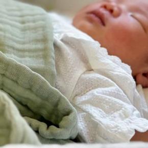 生まれたばかりの赤ちゃんが眠っていると、すぐそばで『猫』が…尊すぎる光景に1万いいね「小さな猫だと思ってそうw」「うるっときた」