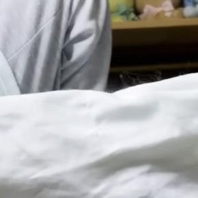 娘から『ベッドで寝られない』と連絡がきて、部屋に行ってみると…可愛すぎる光景が175万再生「うらやましいw」「大好きなんだねw」