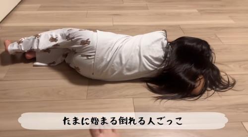 倒れるまねをする女の子