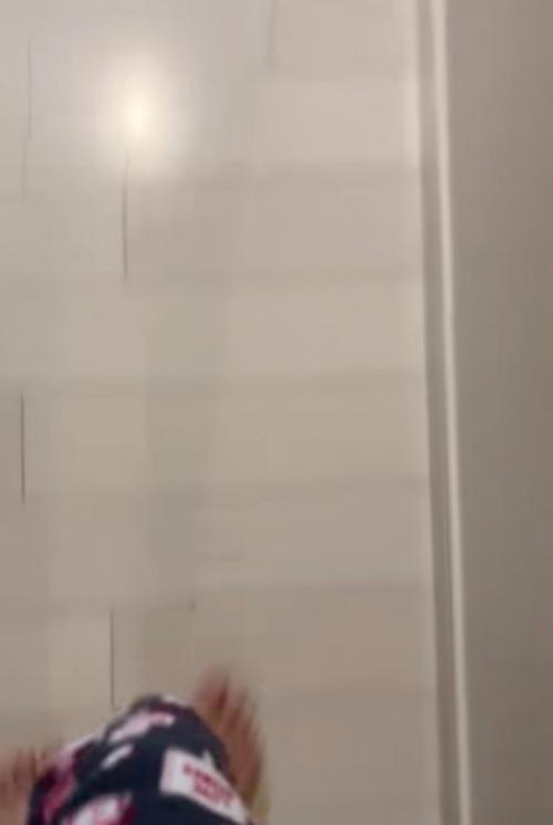 廊下を歩く