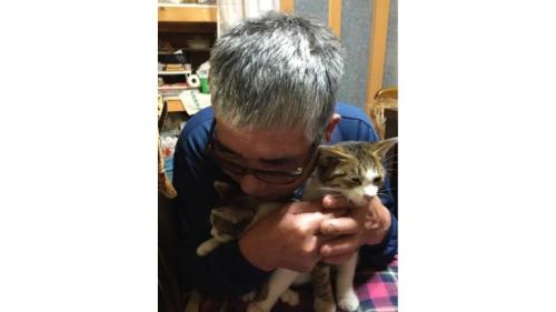 抱かれている猫