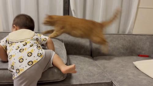赤ちゃんの横でジャンプ