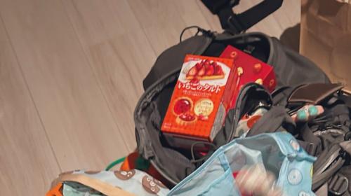 周りに置かれたお菓子の箱や荷物