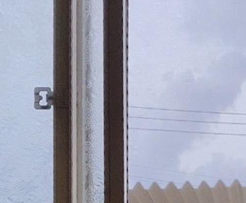窓の外から見える青空