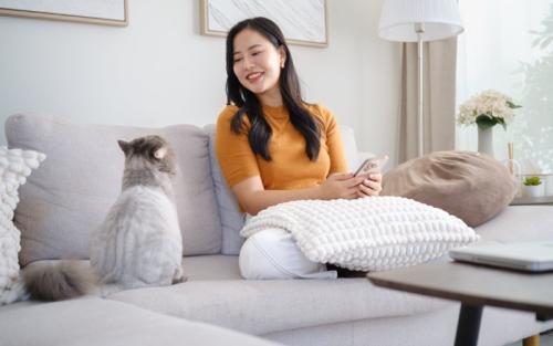 猫とおしゃべりする女性
