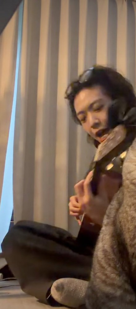 弾き語りする男性