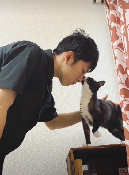 成長したお兄ちゃんと鼻先を近づけるきいちゃん